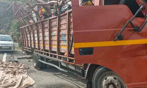 Shimla ठियोग में ट्रक के खाई में गिरने से एक की मौत, 18 घायल